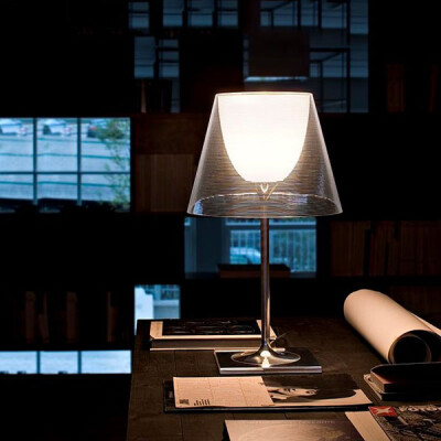 【简约透明玻璃台灯】来自意大利品牌Flos Ktribe，手工吹制，简约时尚；具备护眼功能，内部的圆弧设计又让光自然发散，优雅而耐看。￥8980