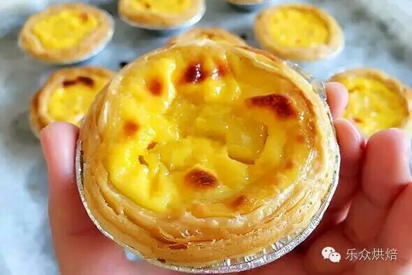 菠萝蛋挞
食材用料：
鸡蛋黄2个
菠萝1个
低筋面粉10克
淡奶油140克
牛奶110克
白糖30克
冷冻蛋挞皮9个
做法：
1、将淡奶油、牛奶、白糖放在小锅里，小火加热。
2、边加热边搅拌，至白糖溶化离火，放凉，低粉过筛。
3、加入蛋黄拌匀，用筛子将蛋挞水过滤。4、将蛋挞皮放烤盘里，放菠萝块，一个挞皮里面放4-5块菠萝即可。
5、过滤好的蛋挞水倒入放有菠萝块的挞皮中，烤箱预热，220度放倒数第二层，20分钟左右即可。