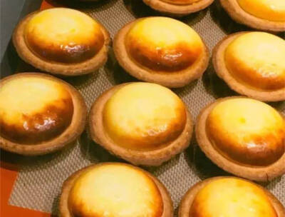 Bake Cheese Tart 是日本北海道的老字号洋果子铺，曾经创下一年狂卖2000万个的惊人销量，被誉为亚洲最厉害的起司塔。