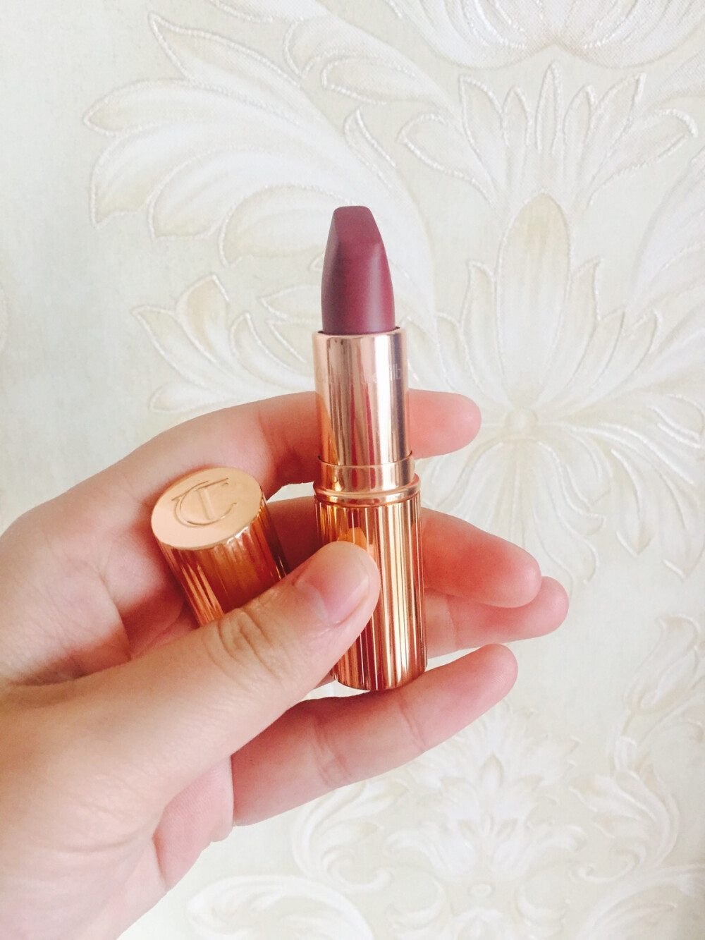 Charlotte Tilbury matte revolution CT哑光唇膏口红 walk of shame ，热门色号，特别容易断货，等了一个月终于到手了，没有白等！！！太美了！！！而且CT口红的质地和外壳都特别赞！虽然是哑光，但是上嘴一点都不干！已准备入其他色号！