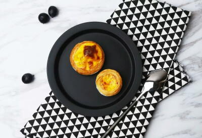 懒人蛋挞
材料
——
蛋挞皮8个 / 淡奶油80g / 牛奶72g / 糖粉24g / 炼乳8g / 鸡蛋2个 / 吉士粉8g
步骤
——
❶
将淡奶油 、牛奶 、糖粉 、炼乳一起混合，隔水加热。目的是将炼乳和糖粉融化，待放置冷却。隔水加热…