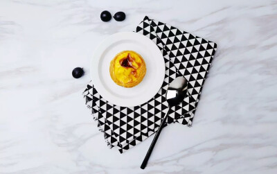 懒人蛋挞
材料
——
蛋挞皮8个 / 淡奶油80g / 牛奶72g / 糖粉24g / 炼乳8g / 鸡蛋2个 / 吉士粉8g
步骤
——
❶
将淡奶油 、牛奶 、糖粉 、炼乳一起混合，隔水加热。目的是将炼乳和糖粉融化，待放置冷却。隔水加热…