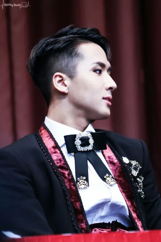 VIXX ravi 这个栗子头一开始我是拒绝的，但是造型一变成现在的三七分就帅爆了，嗯嗯，水母的烤地瓜还是很可以的