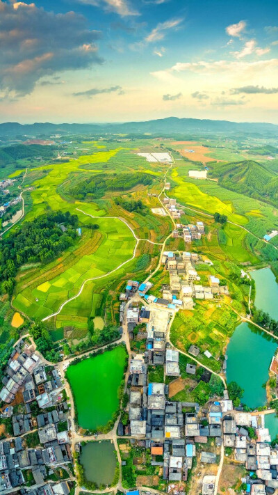 广西河流众多，水力资源丰富，地势平坦，土质肥沃，俯瞰广西，绿意盎然，景色宜人。＃广西＃ ＃壁纸＃ ＃田园＃ ＃绿色＃ ＃风景＃