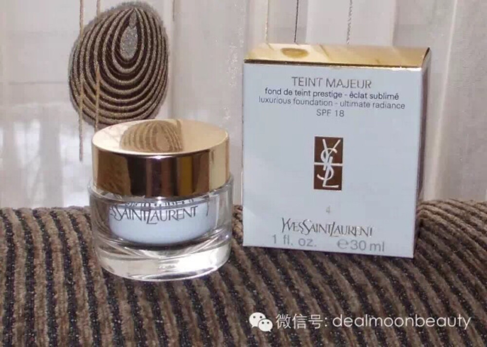 YSL Teint Majeur Foundation 圣罗兰灵芝粉霜 这款粉底是YSL家的灵芝粉霜。价格在YSL的粉底中最贵，隶属灵芝重生系列。质地比前面几款粉底液要粘稠一些。粉质依然轻薄，贴合度非常好。具有中度左右的遮盖力并可以叠加，妆效自然带着绸缎光泽感。因为添加了珍贵的植物萃取成分，还兼具护肤功效，能为肌肤提供持久保湿度，并帮助减少细纹和皱纹，非常适合成熟肌肤使用。来源见水印