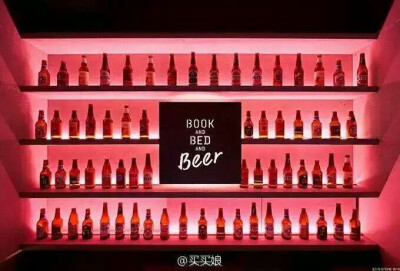 @买买娘:日本一家可以留下过夜的书店 BOOK AND BED TOKYO
在书架后面藏着一个小的胶囊卧室，可以享受独处的阅读时间～ 书店内也布置有许多舒适柔软的沙发和一种京都特色的酒～办理入住还会送到一套睡衣品牌NOWHAW的…