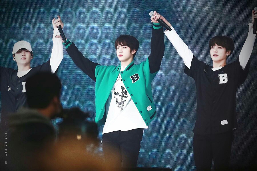 金硕珍 jin
防弹少年团 bts bangtanboys
金南俊 金硕珍 闵玧其 郑号锡 朴智旻 金泰亨 田柾国