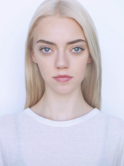 Pyper America Smith
Pyper America Smith，1997年3月13日出生于美国，模特。
外文名
Pyper America Smith
国籍
美国
身高
5'10.5"(179.5CM)
出生地
美国加利福尼亚州
出生日期
1997年3月13日
职业
模特，乐手
经纪…