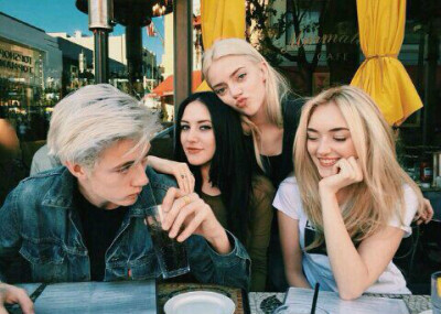 Pyper America Smith和姐姐们、弟弟Lucky Blue Smith