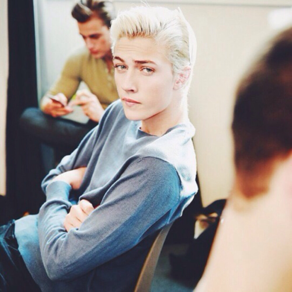 Lucky Blue Smith
Lucky Blue Smith，1998年6月5日生于美国，职业模特。
2015巴黎时装周上走秀模特，也是本次巴黎时装周最热最火的模特，作为时尚圈新人的Smith一共走了七场秀，像Bottega Veneta、Gucci、Robert Vavalli、Fendi等。
中文名
拉奇•布鲁•史密斯
外文名
lucky blue smith
出生日期
1998年6月5日
职业
模特
主要成就
2015巴黎时装周走秀
国籍
美国
出生地
加利福尼亚州
身高
189cm
家庭成员
父母，三个姐姐