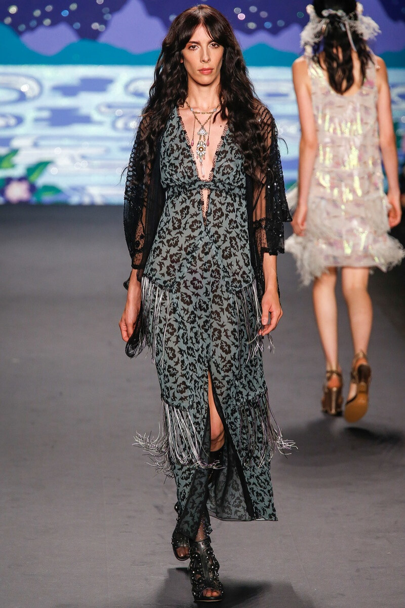 Anna Sui 2014春夏成衣系列 本季时装洋溢着浓浓的复古气息和绚丽奢华的独特气质，大胆而略带叛逆，刺绣、花边、烫钻、绣珠、毛皮等一切华丽的装饰主义都集于她的设计之中，形成了她独特的巫女般迷幻魔力的风格～