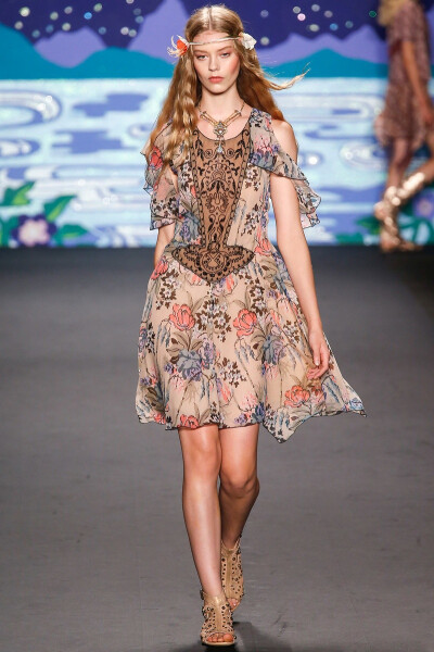 Anna Sui 2014春夏成衣系列 本季时装洋溢着浓浓的复古气息和绚丽奢华的独特气质，大胆而略带叛逆，刺绣、花边、烫钻、绣珠、毛皮等一切华丽的装饰主义都集于她的设计之中，形成了她独特的巫女般迷幻魔力的风格～