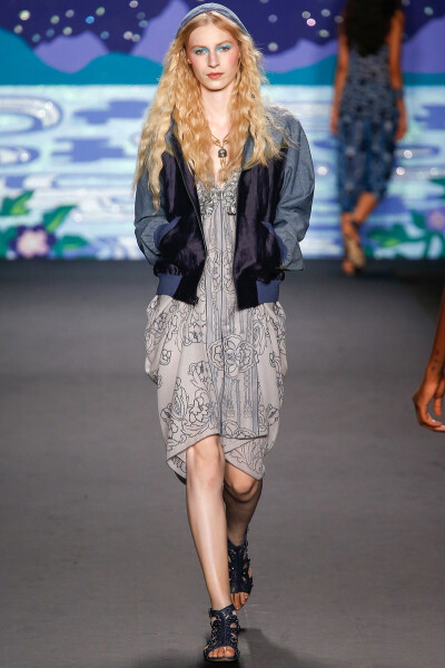 Anna Sui 2014春夏成衣系列 本季时装洋溢着浓浓的复古气息和绚丽奢华的独特气质，大胆而略带叛逆，刺绣、花边、烫钻、绣珠、毛皮等一切华丽的装饰主义都集于她的设计之中，形成了她独特的巫女般迷幻魔力的风格～