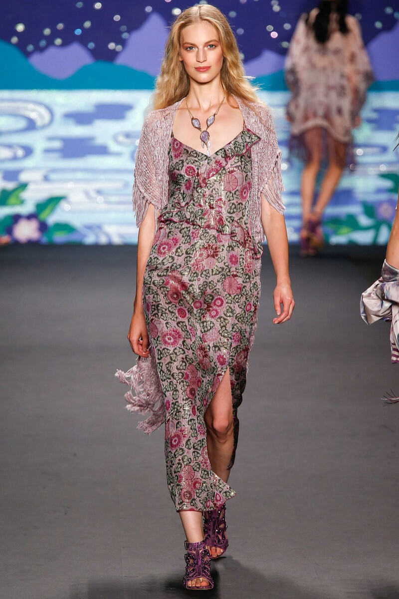 Anna Sui 2014春夏成衣系列 本季时装洋溢着浓浓的复古气息和绚丽奢华的独特气质，大胆而略带叛逆，刺绣、花边、烫钻、绣珠、毛皮等一切华丽的装饰主义都集于她的设计之中，形成了她独特的巫女般迷幻魔力的风格～