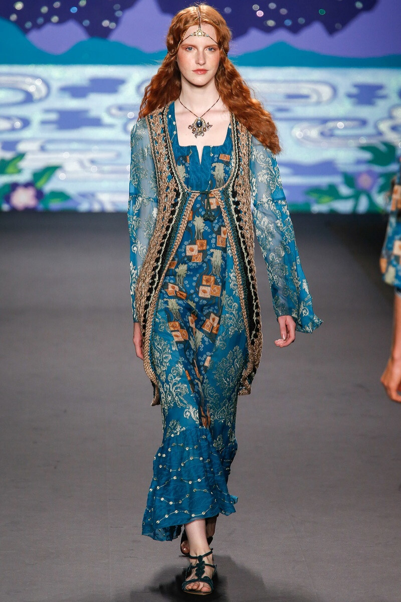 Anna Sui 2014春夏成衣系列 本季时装洋溢着浓浓的复古气息和绚丽奢华的独特气质，大胆而略带叛逆，刺绣、花边、烫钻、绣珠、毛皮等一切华丽的装饰主义都集于她的设计之中，形成了她独特的巫女般迷幻魔力的风格～