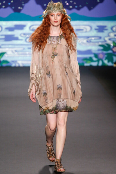 Anna Sui 2014春夏成衣系列 本季时装洋溢着浓浓的复古气息和绚丽奢华的独特气质，大胆而略带叛逆，刺绣、花边、烫钻、绣珠、毛皮等一切华丽的装饰主义都集于她的设计之中，形成了她独特的巫女般迷幻魔力的风格～