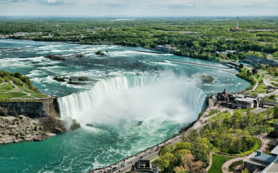 尼亚加拉瀑布(Niagara Falls)位于加拿大安大略省和美国纽约州的交界处，是世界第一大跨国瀑布。