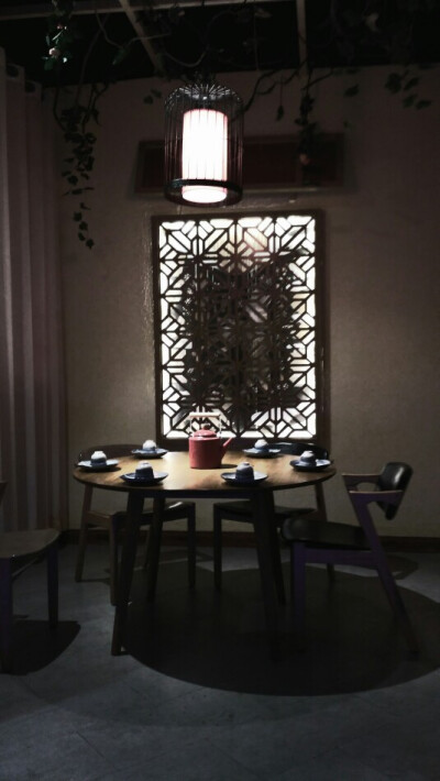 现在的餐厅装潢都很有特色，算是吸引客人的方式之一吧。但是，再好的装饰，菜品如果难以下咽，也不算合格的餐厅，不是么？