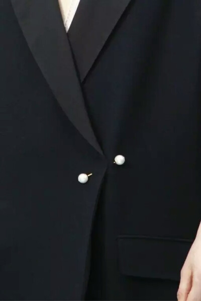 Date: Wednesday, January 27, 16. Notes: I think this detail (trim) can make any dress/blouse look very classy and sophisticated.