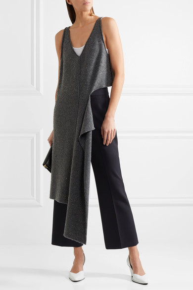 Stella McCartney 这款午夜蓝色九分裤呈现酷劲十足的喇叭裤造型。羊毛珠地布中混纺着适度弹力成分，带来舒适的穿着感；利落干练的压痕则塑造笔直腿型。不妨配上无袖长款上衣，凸显这件精裁作品的现代感。