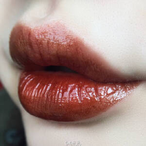 ＃唇釉试色＃L'oreal 唇釉192试色
最近最喜欢的一支唇釉辣
橘土色带闪  高贵冷艳的铁锈红色  不会很dark  cos也很适用的色  会成膜   唯一缺点是有点不均匀