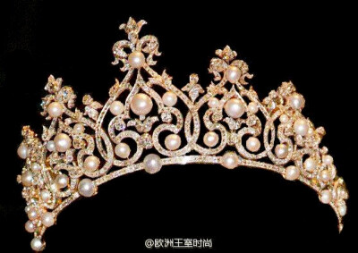 荷兰王室-The Württemberg Ornate Pearl Tiara， 荷兰王室的又一顶大家伙，这顶王冠是经过几代的人改造而成的，主要是由钻石和珍珠制成，荷兰前女王贝亚特里克斯在结婚的时候佩戴了它。现任王后马克西玛在加冕后，也…