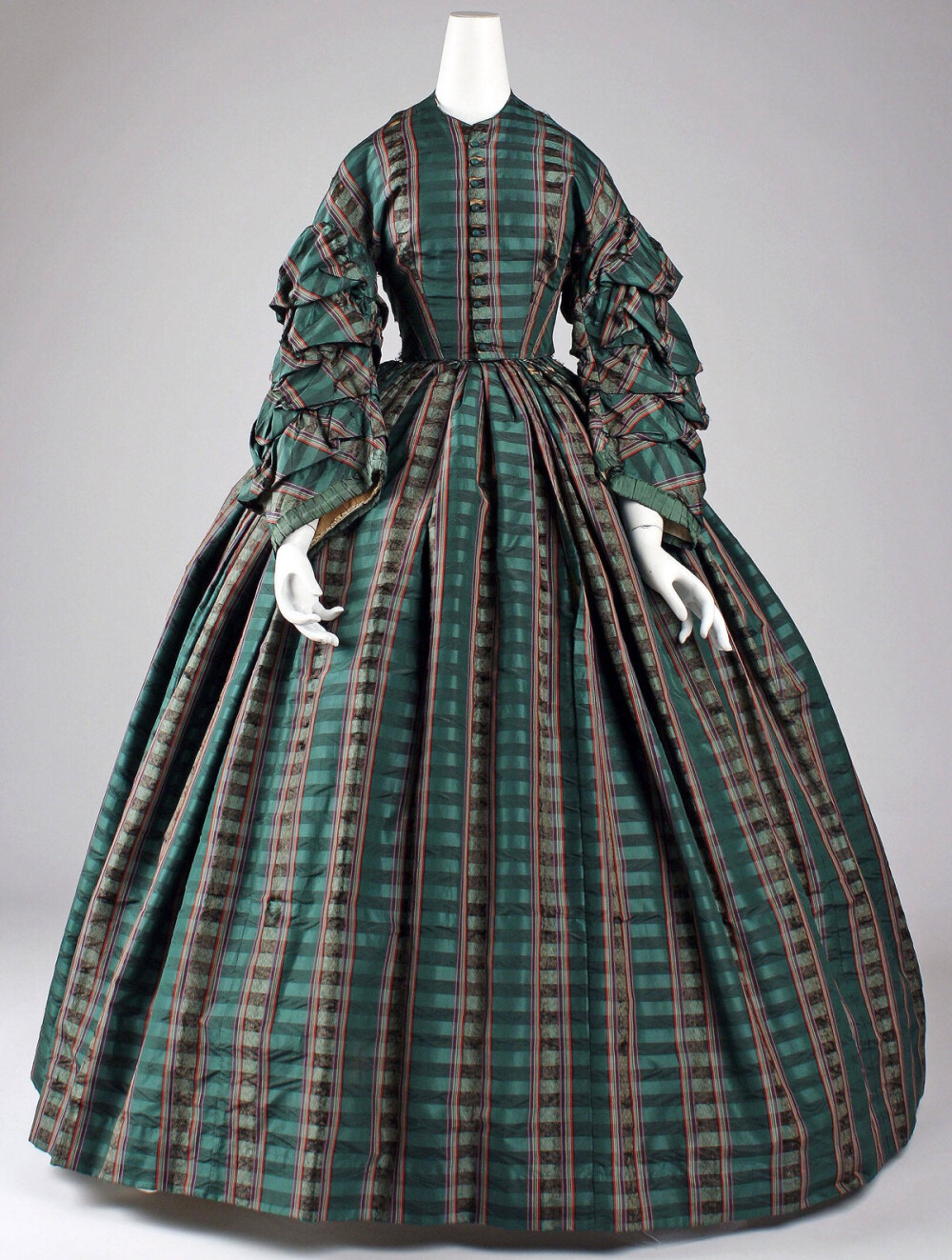 日装，1860s，米国，藏于大都会艺术博物馆。格子花纹克里诺林裙，这配色让我想到了某些爬行动物·····