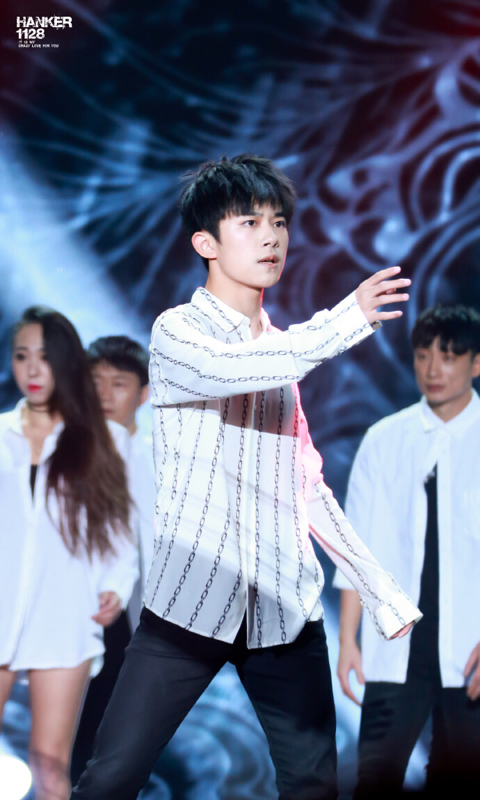 生日快乐 @TFBOYS-易烊千玺 #易烊千玺1128十六岁生日快乐#