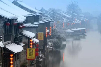 朔风吹散三更雪，倩魂犹恋桃花月。
梦好莫催醒，由他好处行。
无端听画角，枕畔红冰薄。
塞马一声嘶，残星拂大旗。
——纳兰容若
#国史古风#