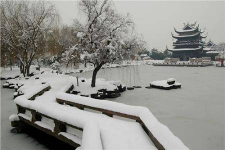 朔风吹散三更雪，倩魂犹恋桃花月。
梦好莫催醒，由他好处行。
无端听画角，枕畔红冰薄。
塞马一声嘶，残星拂大旗。
——纳兰容若
#国史古风#