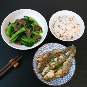 煎焗魚仔，臘腸炒菜心，三色飯，倒計時9