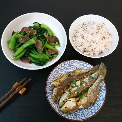 煎焗魚仔，臘腸炒菜心，三色飯，倒計時9