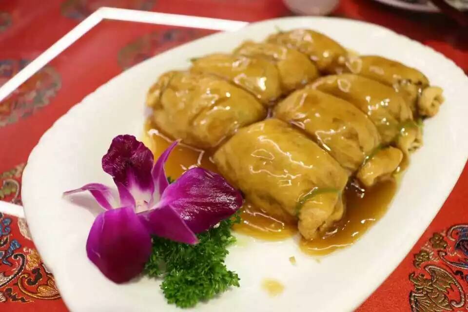 玉华台饭庄的口袋豆腐，豆腐软嫩内里馅料鲜美，口味清淡却不寡淡。