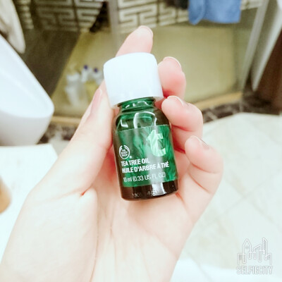 body shop茶树精油
我干皮，平常不长痘，现在冬天，我又爱吃辣，干燥加干燥，就会因为上火长几颗。
一涂它，第二天就好，严重的最多三天。不吹牛。
跪着推荐?？拮磐萍?。真的好用