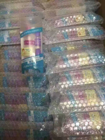 COSME大赏太阳社玻尿酸保湿原液3⃣件套80ml＋10ml＋10ml。补水神器小小一滴大大作用❗️适合任何肤质，尤其适合肌肤干燥缺水两颊褪皮肌肤偶有发烫感，敏肌也适用！婴儿肌肤的水嫩来自于皮肤中大量的玻尿酸所以想拥有…