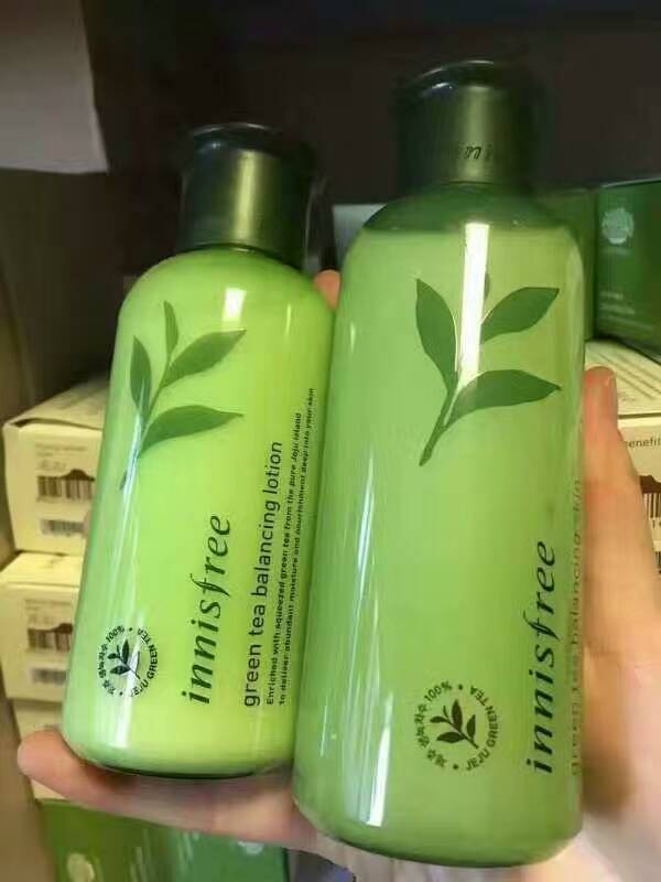 Innisfree悦诗风吟绿茶水乳，绿茶平衡水200ml，乳160ml，这个一年四季都适合用的水乳，深层保湿补水，快速调整皮肤水油平衡，采用济州新鲜有机绿茶叶榨取出精华萃取的生绿茶水，含有大量丰富的氨基酸于矿物质，能够使肌肤更加水润细腻。无添加，无刺激，纯天然产品！