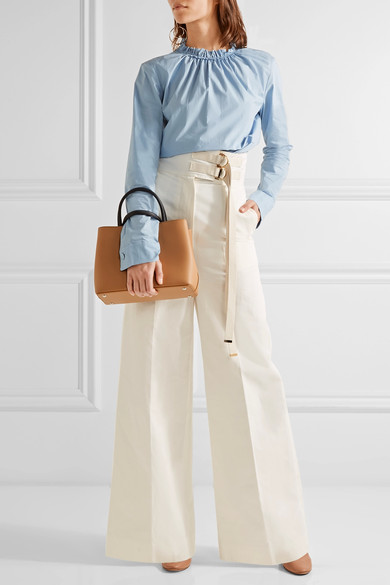 Marni 这款裤子选用棉质混纺面料制成，挺括的阔腿裤管上贯穿着利落的压痕，高裤腰上两条带有 D 形搭扣的帆布腰带勾勒出玲珑身段。搭配高跟鞋跟令造型更加正式，提升你的气场。