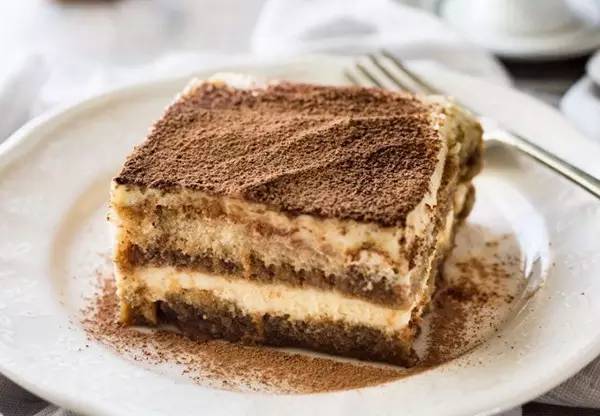 提拉米苏（Tiramisu）
著名的意大利甜点
外貌绚丽、姿态娇媚，是目前风靡各大咖啡厅、烘焙门市及 西餐厅的时髦甜点。
它以香醇浓沉的口感，将Espresso(特浓意大利咖啡)的苦、蛋与糖的润、甜酒的醇、巧克力的馥郁、手指饼干的绵密、乳酪和鲜奶油的稠香、可可粉的干爽，揉合在一起。
Tiramisu在意大利原文里，“Tira”是“提、拉”的意思，“Mi”是“我”，“Su”是“往上”，合起来就是“拉我起来”的意思;也有另一种解释是“带我走”和“记住我”，带走的不只是美味，还有爱和幸福。