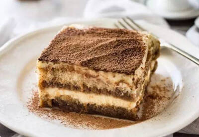 提拉米苏（Tiramisu）
著名的意大利甜点
外貌绚丽、姿态娇媚，是目前风靡各大咖啡厅、烘焙门市及 西餐厅的时髦甜点。
它以香醇浓沉的口感，将Espresso(特浓意大利咖啡)的苦、蛋与糖的润、甜酒的醇、巧克力的馥郁、…