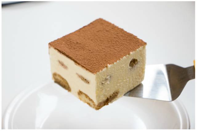 提拉米苏（Tiramisu）
著名的意大利甜点
外貌绚丽、姿态娇媚，是目前风靡各大咖啡厅、烘焙门市及 西餐厅的时髦甜点。
它以香醇浓沉的口感，将Espresso(特浓意大利咖啡)的苦、蛋与糖的润、甜酒的醇、巧克力的馥郁、手指饼干的绵密、乳酪和鲜奶油的稠香、可可粉的干爽，揉合在一起。
Tiramisu在意大利原文里，“Tira”是“提、拉”的意思，“Mi”是“我”，“Su”是“往上”，合起来就是“拉我起来”的意思;也有另一种解释是“带我走”和“记住我”，带走的不只是美味，还有爱和幸福。