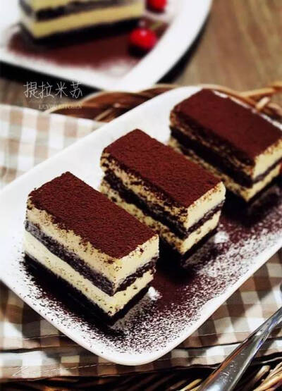 提拉米苏（Tiramisu）
著名的意大利甜点
外貌绚丽、姿态娇媚，是目前风靡各大咖啡厅、烘焙门市及 西餐厅的时髦甜点。
它以香醇浓沉的口感，将Espresso(特浓意大利咖啡)的苦、蛋与糖的润、甜酒的醇、巧克力的馥郁、…