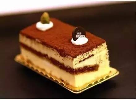 提拉米苏（Tiramisu）
著名的意大利甜点
外貌绚丽、姿态娇媚，是目前风靡各大咖啡厅、烘焙门市及 西餐厅的时髦甜点。
它以香醇浓沉的口感，将Espresso(特浓意大利咖啡)的苦、蛋与糖的润、甜酒的醇、巧克力的馥郁、手指饼干的绵密、乳酪和鲜奶油的稠香、可可粉的干爽，揉合在一起。
Tiramisu在意大利原文里，“Tira”是“提、拉”的意思，“Mi”是“我”，“Su”是“往上”，合起来就是“拉我起来”的意思;也有另一种解释是“带我走”和“记住我”，带走的不只是美味，还有爱和幸福。