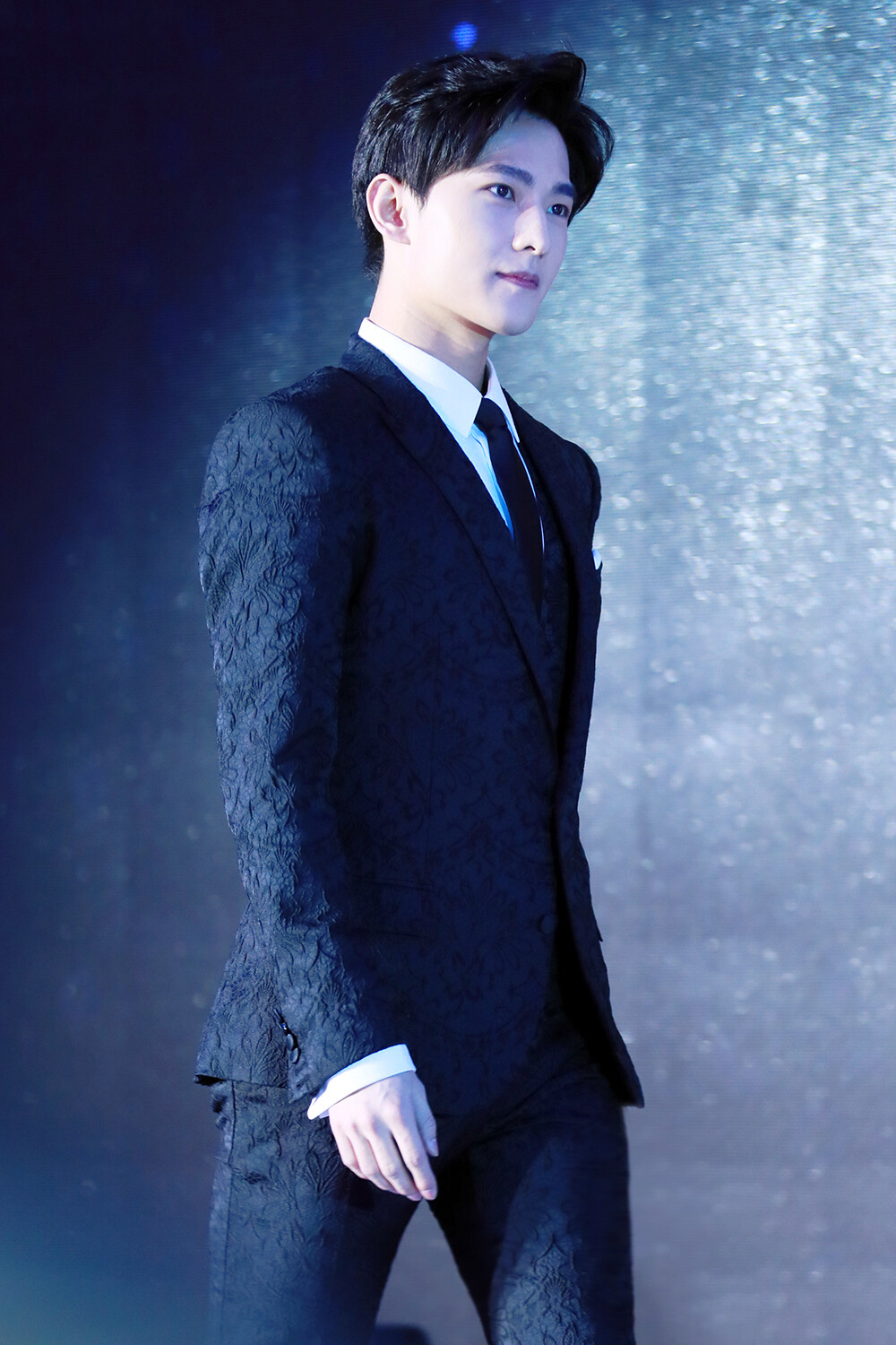 杨洋西装羊温润如玉真好看期待越来越好的你