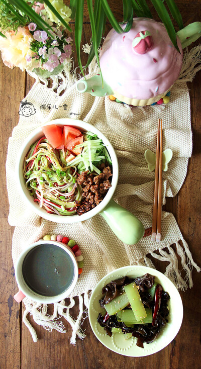 周三早餐：彩虹拌拌面+莴笋拌木耳+红枣黑芝麻糊。
一直说要下雪，但迟迟未下，每天还是有阳光洒进来，暖暖的。
打开慧慧送的彩色面条，每个颜色取一点，放进锅里煮，散开时看愣神了，好好看啊，煮好沥干拌着蔬菜和肉…