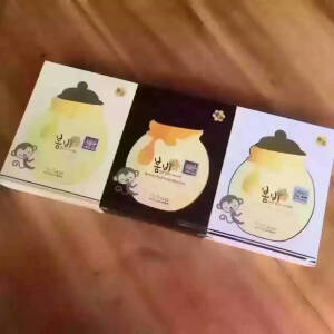 春雨蜜罐面膜三款区别：
【经典蜜罐..】主打补水保湿，修护肌肤，收缩毛孔，清除角质，抑菌促进细胞再生作用
【黑卢卡蜂蜜..】在经典款的基础上增强强力的补水保湿成分，皮肤调节及毛孔修复效果，平复皱纹、减缓衰老。深层补水
【美白淡斑..】在经典款的基础功效上增加美白亮光的功效，美白护肤、强力补水镇定、集中供给营养。兼顾补水，又可以保持美白肌肤！