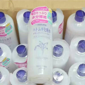 日本本土薏仁水，感觉每天都要推一推的样子。因为太实惠了。简称平价版的"雪肌精"不含酒精，美白是因为添加了薏仁成分，颜色就像淘米水的样子，没有香味，不粘腻，就是清清爽爽☘，任何肤质都很适️用，喷脸补水，敷纸膜，做为日常基本护理怎么用都划算。