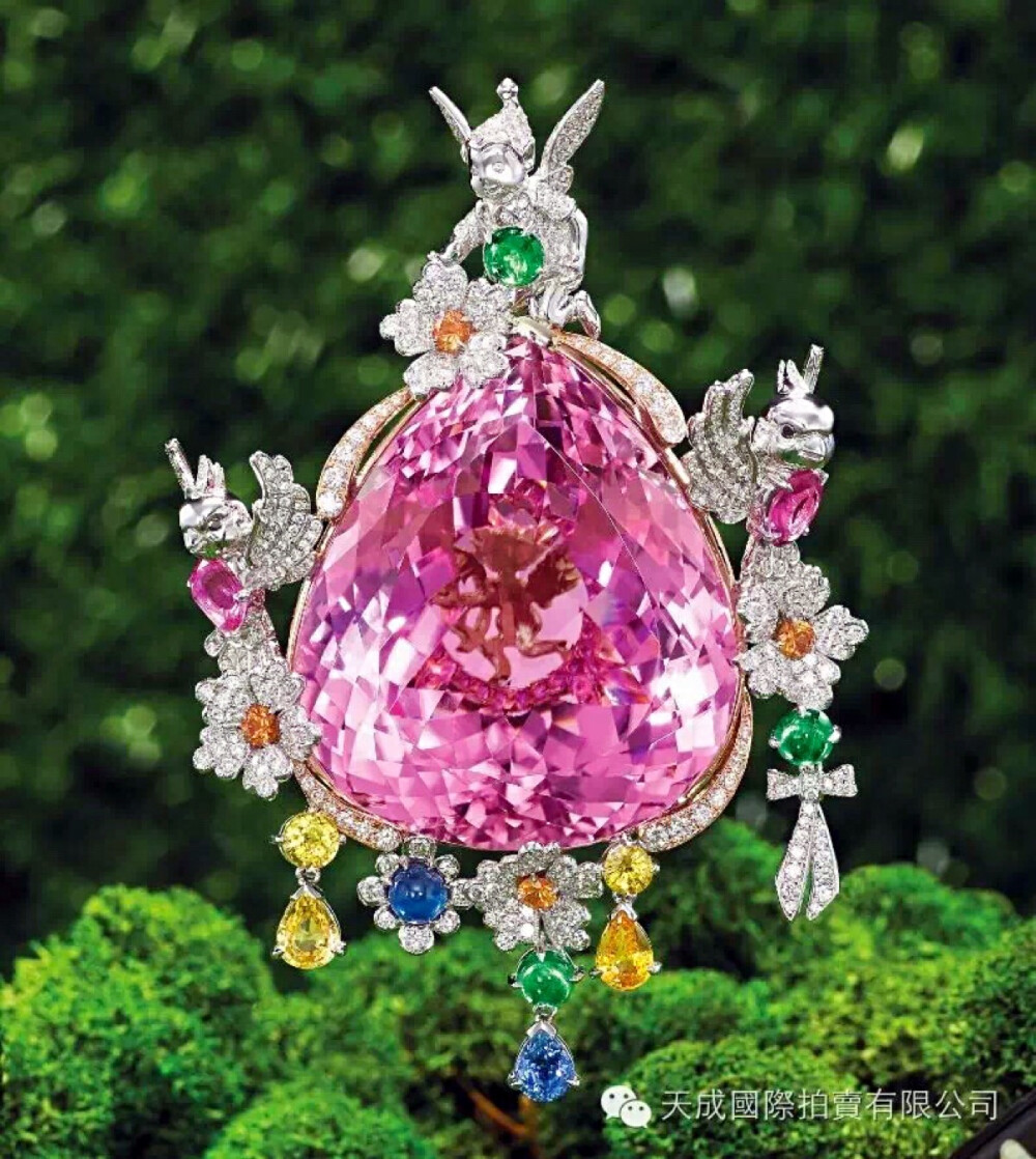 259.33克拉梨形天然紫鋰輝石配彩色寶石及鑽石「仙履奇緣」吊墜項鍊，Nisan出品
成交價：
HK$295,000