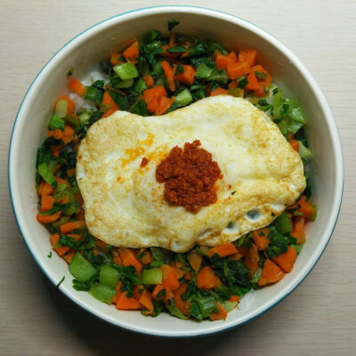 11.30晚饭【胡萝卜青菜蛋盖饭】
还是昨天的菜谱，加上了一个金黄色的荷包蛋，配上了鱼子酱。
偷偷告诉大家，今天的蛋蛋炒鸡棒哦，不仅金黄而且蛋黄里面没有破哦 还是半液体状态，完美