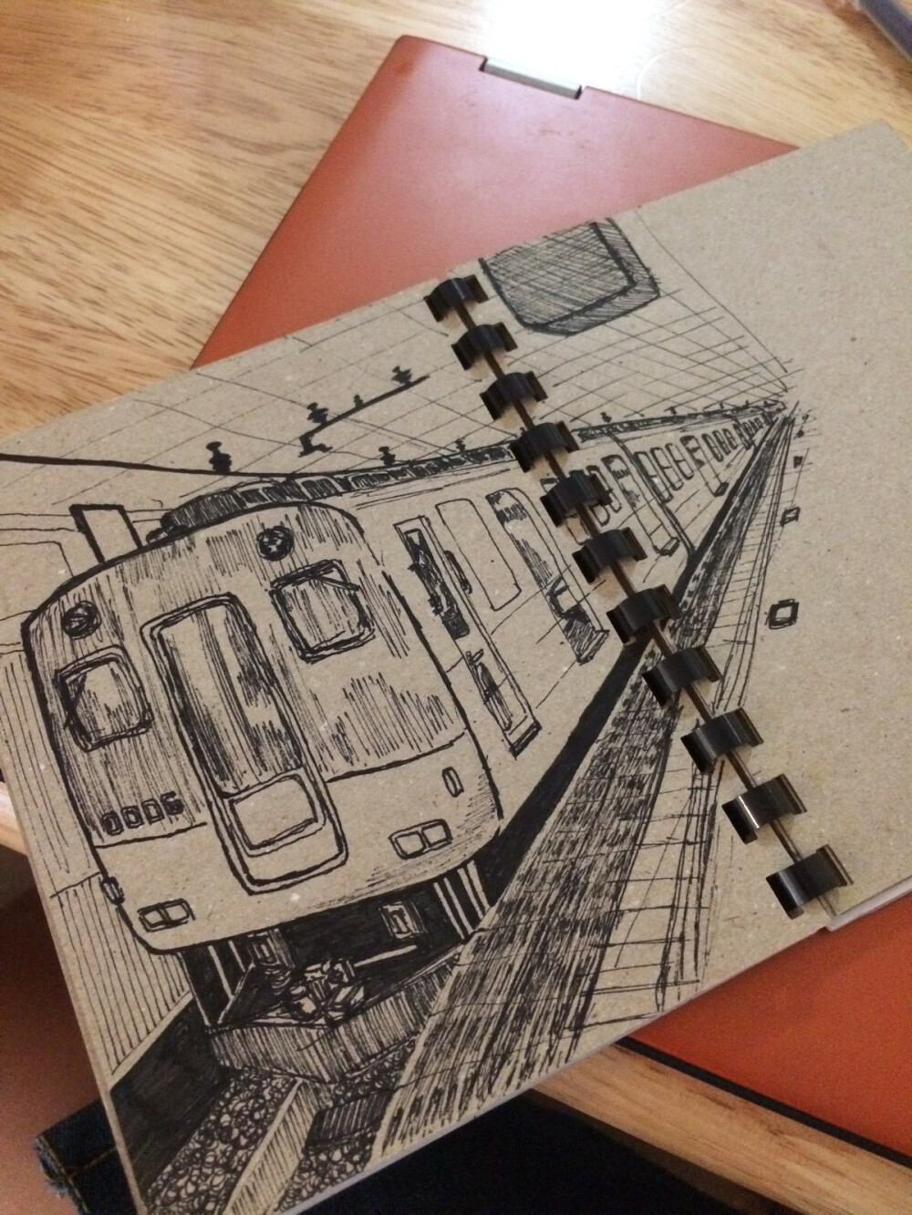 在台灣旅遊，等火車，要到花蓮去，閒著沒事，把這個畫面給記下了，回來時候畫在旅行手帳筆記裏，很喜歡。