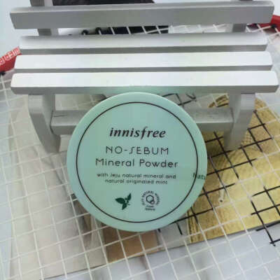 innisfree悦诗风吟薄荷散粉大油田的福音 是不是刚洗完头发没多久头顶就变大油头啦 是不是每次上妆都觉得不服帖满脸油，这一款就适合大油田皮肤 头发油了头顶拍点儿 脸油化完妆拍点儿 保准你一天清清爽爽